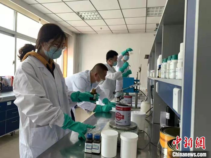 圖為肖菲(前一)帶領(lǐng)團(tuán)隊(duì)研發(fā)水性涂料。(資料圖) 受訪者供圖