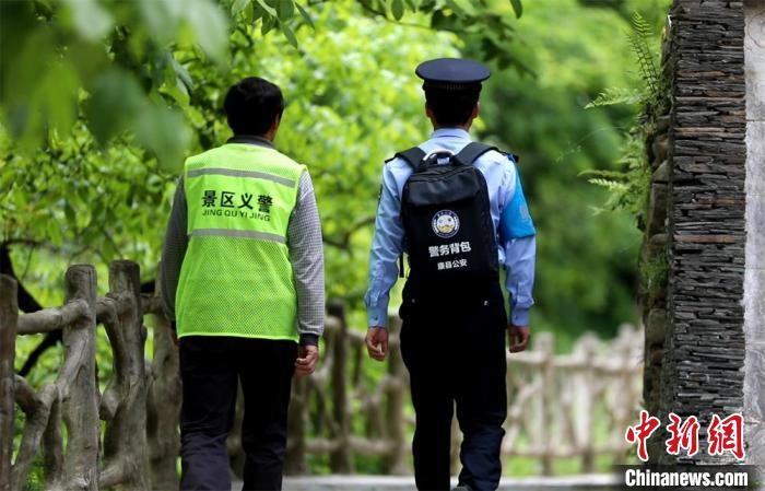 圖為民警背警務(wù)小包在轄區(qū)景區(qū)開展工作。(資料圖) 甘肅省公安廳供圖