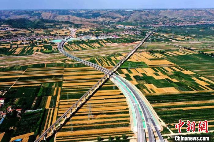 圖為甘肅境內(nèi)的高速公路。(資料圖) 甘肅省交通運(yùn)輸廳供圖