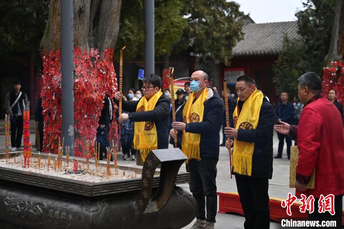 在甘肅天水市伏羲廟內(nèi)，參祭者雙手持香，祭拜人文始祖伏羲?！±顏嘄?攝