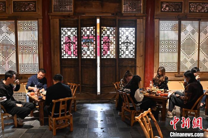 圖為甘肅天水市秦州區(qū)平南鎮(zhèn)蘇灣村民俗莊園內(nèi)的“圍爐煮茶”網(wǎng)紅打卡點(diǎn)。(資料圖) 李亞龍 攝