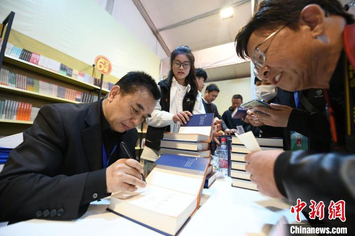 圖為作家王躍文現(xiàn)場簽名售書?！×赫赵?攝