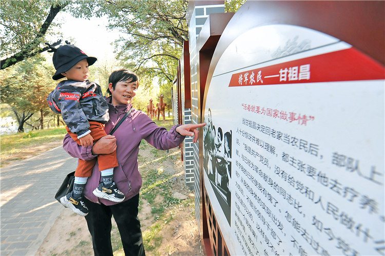 嘉峪關(guān)市紀(jì)委監(jiān)委通過實(shí)施“政治鑄廉、教育促廉、文化育廉、陣地助廉、監(jiān)督固廉”等“五廉”行動(dòng)，深入推進(jìn)新時(shí)代廉潔文化建設(shè)。圖為市民在迎賓湖絲路廉潔文化主題公園“勤廉楷模墻”接受廉潔文化教育。.jpg