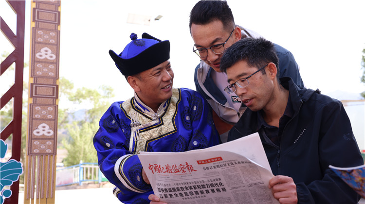 2023年6月8日，甘肅省張掖市肅南裕固族自治縣紅灣寺鎮(zhèn)紀(jì)委工作人員在一小區(qū)廉政文化主題廣場與社區(qū)居民拉家常，宣傳廉潔知識(shí)，共話廉潔文化.jpg