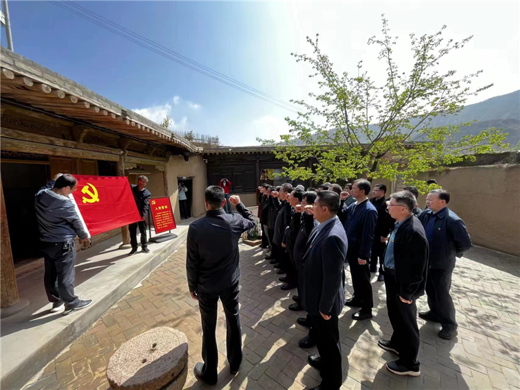 圖為臨夏州紀(jì)委監(jiān)委組織黨員干部在東鄉(xiāng)縣布塄溝黨史教育基地開展革命教育活動(dòng)，賡續(xù)紅色血脈、汲取奮進(jìn)力量、激發(fā)干事熱情。.png