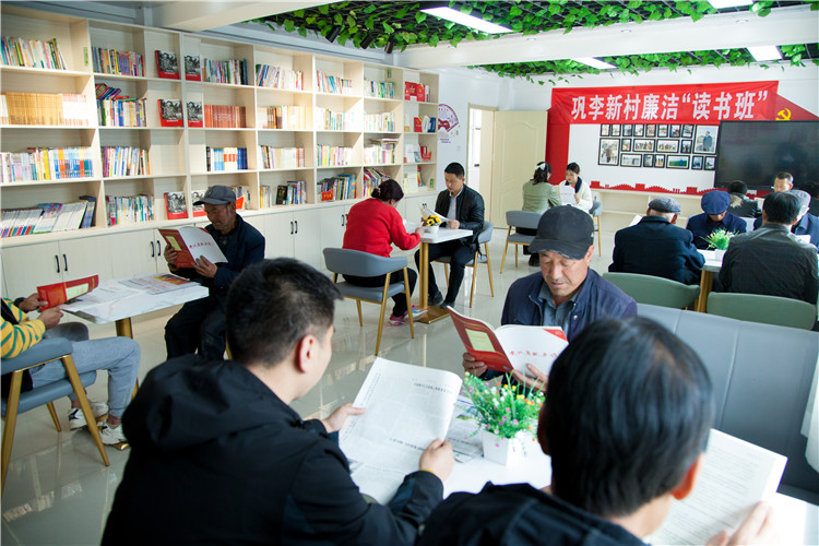隴南市禮縣開展廉潔書籍進(jìn)農(nóng)家書屋活動(dòng)，圖為羅壩鎮(zhèn)鞏李新村舉辦的“廉潔讀書班”。.jpg