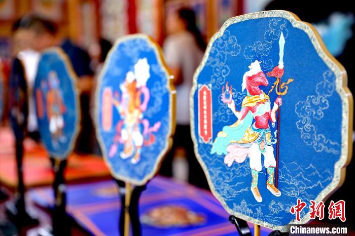 圖為唐卡延伸產(chǎn)品?！⊙Φ?攝