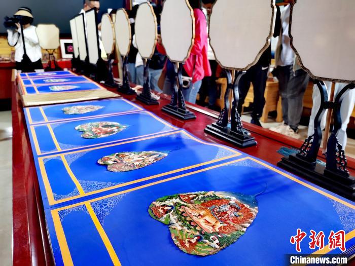 圖為唐卡延伸產(chǎn)品?！?zhí)砀?攝