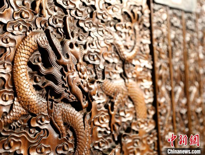圖為青海永錄民俗博物館內(nèi)珍藏的中式家具細(xì)節(jié)展示?！⊙Φ?攝