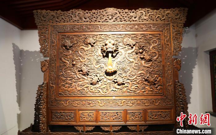 圖為青海永錄民俗博物館內(nèi)珍藏的中式家具?！⊙Φ?攝