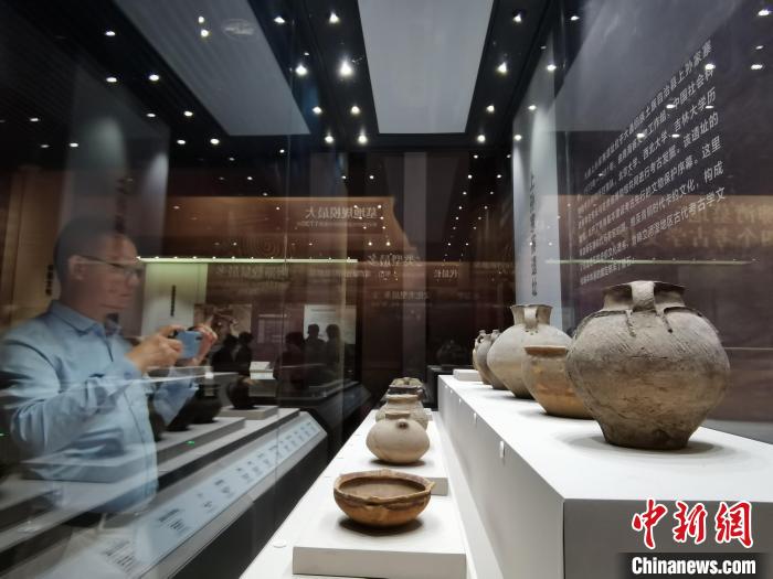 圖為河湟文化博物館展陳的陶器。　張?zhí)砀?攝