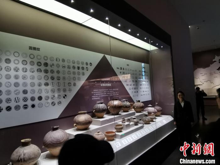 圖為河湟文化博物館展示的當(dāng)?shù)爻鐾敛侍盏募y飾類別。　張?zhí)砀?攝