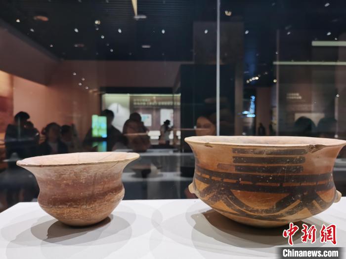 圖為河湟文化博物館展陳的陶器?！?zhí)砀?攝
