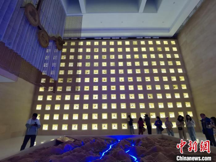 圖為河湟文化博物館序廳的左右彩陶墻放置的374件彩陶?！?zhí)砀?攝