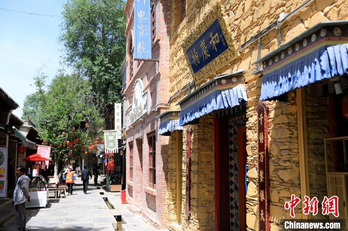 圖為平安驛·河湟民俗文化體驗(yàn)地的門店?！⊙Φ?攝