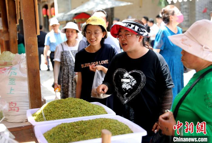 圖為民眾購(gòu)買青海特色小吃?！⊙Φ?攝