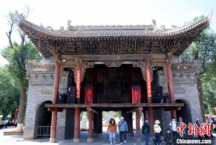 圖為平安驛·河湟民俗文化體驗(yàn)地的戲樓?！⊙Φ?攝