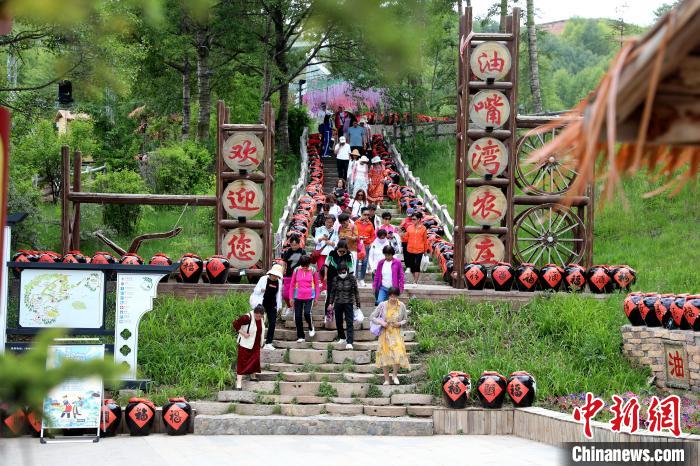 圖為油嘴灣生態(tài)文化景區(qū)的游客?！⊙Φ?攝