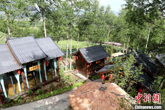 圖為景區(qū)內(nèi)依山而建的民宿?！⊙Φ?攝