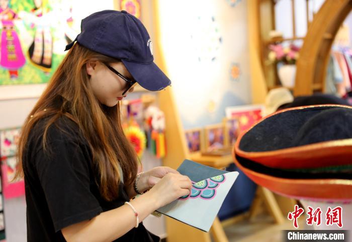 圖為民眾體驗國家級非遺項目盤繡技藝?！⊙Φ?攝