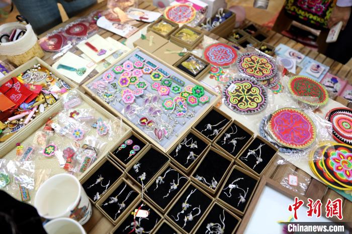 圖為盤繡作品?！⊙Φ?攝
