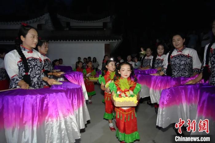 甘肅省西和縣姜席鎮(zhèn)晚霞湖畔，當(dāng)?shù)孛耖g舉行盛大的乞巧儀式。魏朵朵 攝