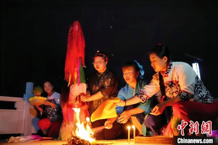 持續(xù)七天八夜的乞巧節(jié)正在西漢水上游的甘肅省西和縣進(jìn)行。西和縣姜席鎮(zhèn)晚霞湖畔，民眾“巧頭”點(diǎn)蠟、炷香、焚裱紙、跪拜，準(zhǔn)備將“巧娘娘”請(qǐng)進(jìn)院。魏朵朵 攝