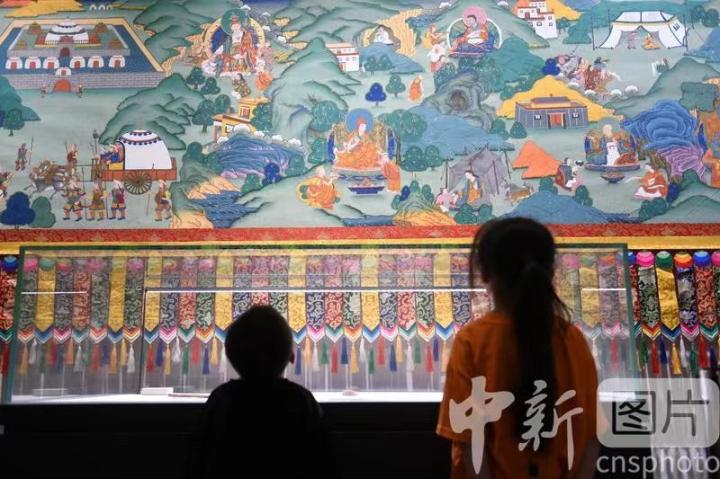 圖為觀眾參觀唐卡《涼州會(huì)盟》。 中新社記者 戴文昌 攝