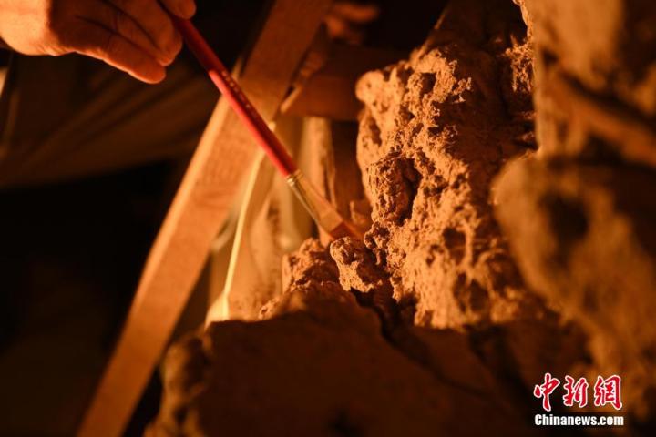 8月25日，文物修復(fù)師牟常有進(jìn)行文物修復(fù)工作。