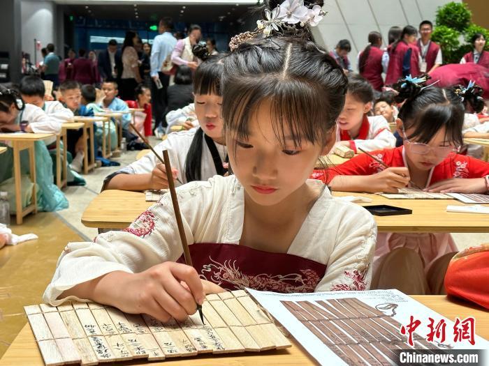 圖為小朋友在甘肅簡(jiǎn)牘博物館練習(xí)書法。　中新社記者 戴文昌 攝