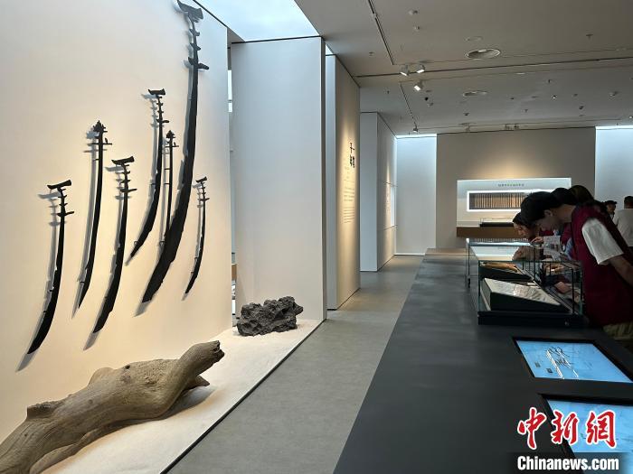 圖為觀眾在甘肅簡(jiǎn)牘博物館參觀。中新社記者 戴文昌 攝