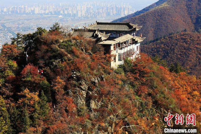 深秋，位于蘭州市榆中縣的興隆山，漫山遍野成五彩顏色。張?zhí)鞂?攝