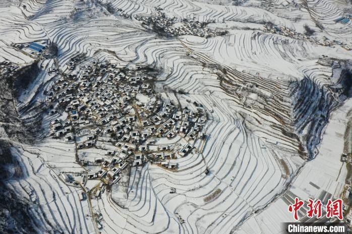 圖為航拍甘肅隴南市西和縣的“雪后鄉(xiāng)村”。(資料圖)張平良 攝