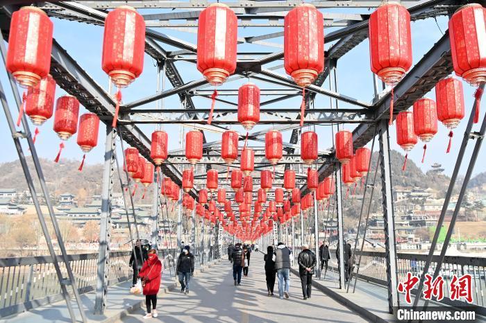 1月30日，裝扮一新的中山橋?yàn)榧磳⒌絹淼男麓杭压?jié)增添節(jié)日氛圍。九美旦增 攝</p><p>