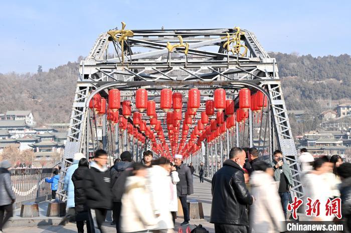 1月30日，裝扮一新的中山橋?yàn)榧磳⒌絹淼男麓杭压?jié)增添節(jié)日氛圍。九美旦增攝</p><p>
