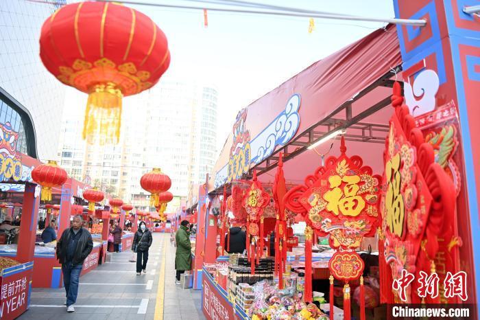 1月30日，蘭州街頭琳瑯滿目的年貨吸引顧客選購。九美旦增 攝</p><p>