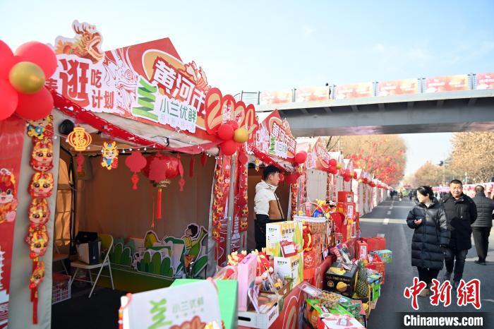 1月30日，蘭州黃河畔的年貨集市吸引顧客選購年貨。九美旦增 攝</p><p>