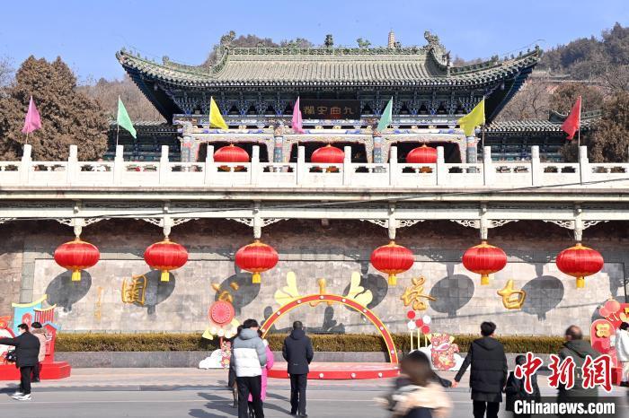 1月30日，裝扮一新的蘭州白塔山公園節(jié)日氛圍濃厚。九美旦增 攝</p><p>