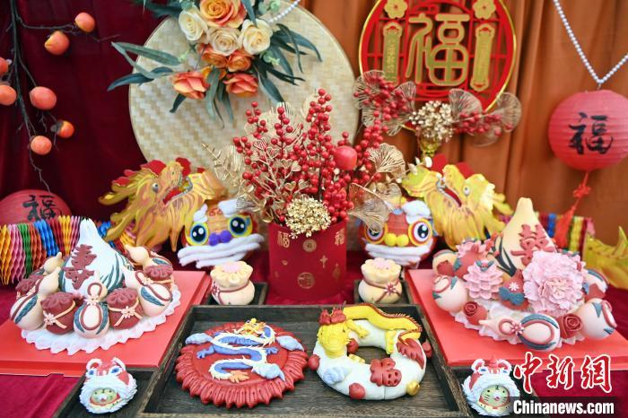 1月25日，春節(jié)臨近，蘭州一花饃店“龍”元素花饃熱銷。圖為展出的“龍”元素花饃。九美旦增 攝