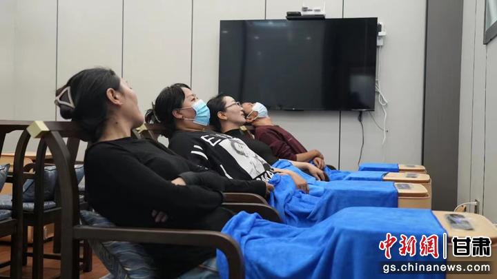 圖為當(dāng)?shù)鼐用耋w驗(yàn)藏醫(yī)院診療。卓瑪草 攝