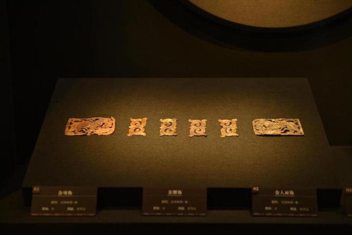 張家川縣馬家塬車輿博物館展陳的馬家塬遺址出土的金項(xiàng)飾、金腰飾、金人畫飾等。李亞龍 攝　　