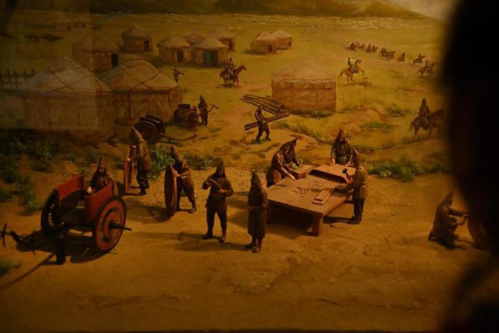 在張家川縣馬家塬車輿博物館展陳的關(guān)于戰(zhàn)國(guó)西戎車輿制作過程的模型。李亞龍 攝