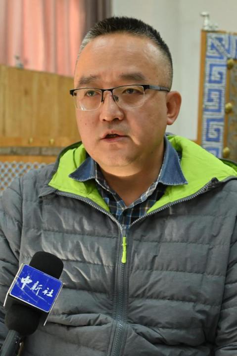 謝焱，甘肅省文物考古研究所副研究館員、考古研究二部主任、田野考古項(xiàng)目負(fù)責(zé)人。主持參與了張家川馬家塬戰(zhàn)國(guó)西戎墓地、臨潭磨溝齊家文化墓地等20多項(xiàng)考古調(diào)查、發(fā)掘工作，曾獲得中國(guó)國(guó)家文物局田野考古二、三等獎(jiǎng)，“十二五”文物保護(hù)科學(xué)和技術(shù)創(chuàng)新二等獎(jiǎng)等榮譽(yù)。