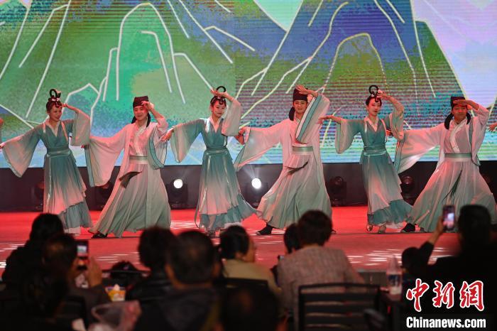 圖為工作人員進(jìn)行舞蹈表演。李亞龍 攝