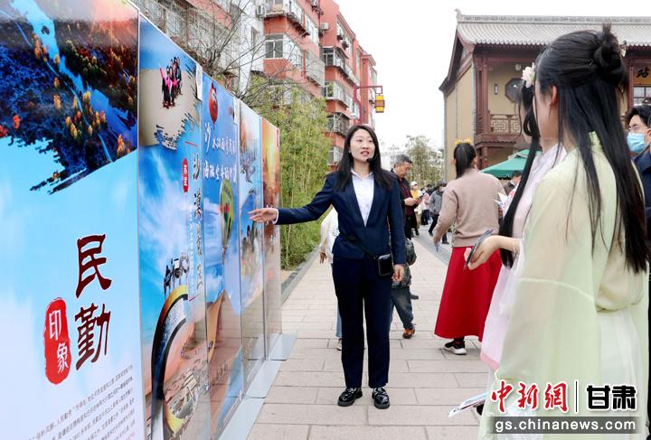 3月下旬，民勤縣在天水啟漢樓廣場舉行推介會，宣傳本地旅游資源和農(nóng)特優(yōu)產(chǎn)品。圖為工作人員向游客介紹民勤自然風光、歷史文化。馬愛彬 攝