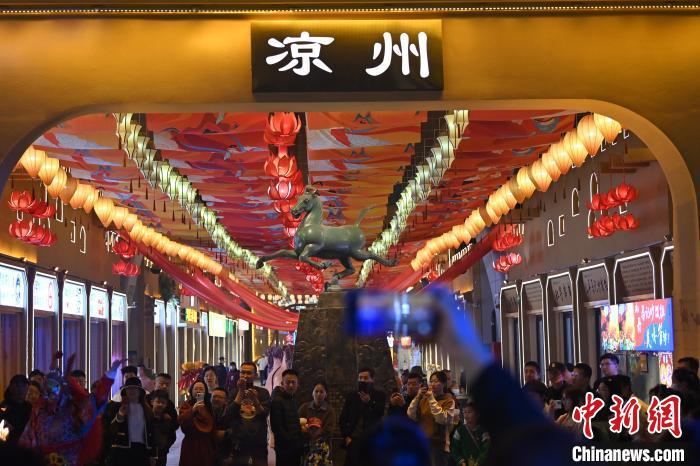 圖為游人拍攝煥然一新亮相的街區(qū)。李亞龍 攝</p><p>