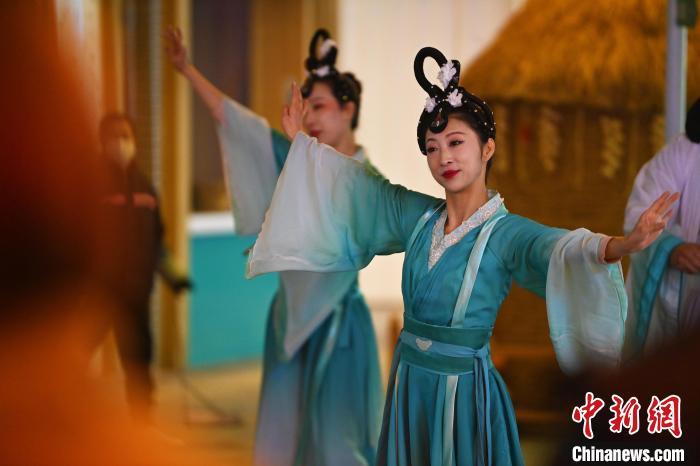 圖為工作人員進行舞蹈表演。李亞龍 攝</p><p>