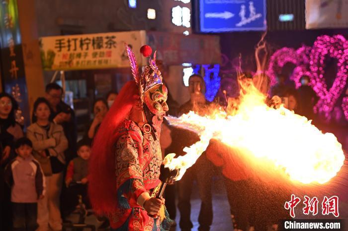 圖為工作人員進行雜耍表演。李亞龍 攝</p><p>