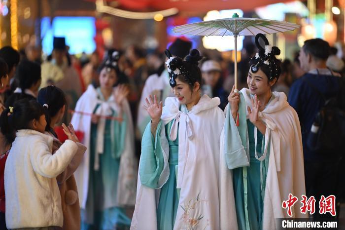 圖為街區(qū)人員著傳統(tǒng)服飾與游人互動。李亞龍 攝</p><p>
