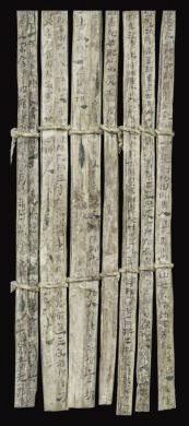 漢簡《康居王使者冊》。此簡記載了西域康居國使者前來“進(jìn)貢”駱駝，抵達(dá)敦煌遇到不公后反映問題，朝廷受理解決的經(jīng)過。新華社發(fā)（甘肅簡牘博物館供圖）